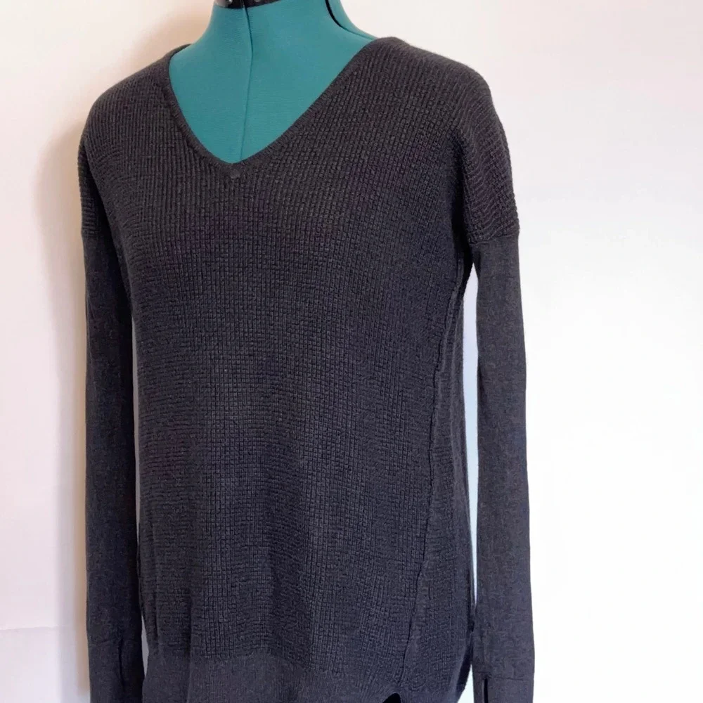 Lululemon The Sweater Life V-Neck Waffle Knit Dark Gray‎ Thumbholes XS No Tag